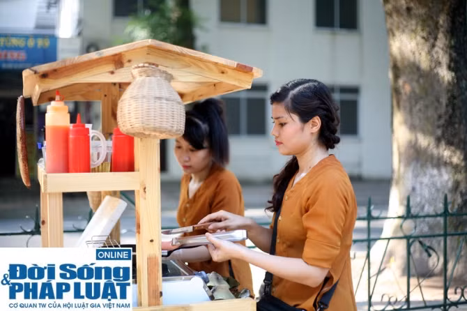 Mặc trang phục áo bà ba, cô gái HN bán bánh giò ở góc vườn hoa Pasteur (ngã tư Tăng Bạt Hổ - Nguyễn Công Trứ, quận Hai Bà Trưng, Hà Nội) lập tức thu hút rất đông ánh nhìn của người đi đường. Sau khi được chia sẻ hình ảnh trên mạng đã khiến cư dân mạng xôn xao bàn tán, mỗi ngày có hàng trăm chàng trai đến thưởng thức bánh và ngắm các hotgirl.