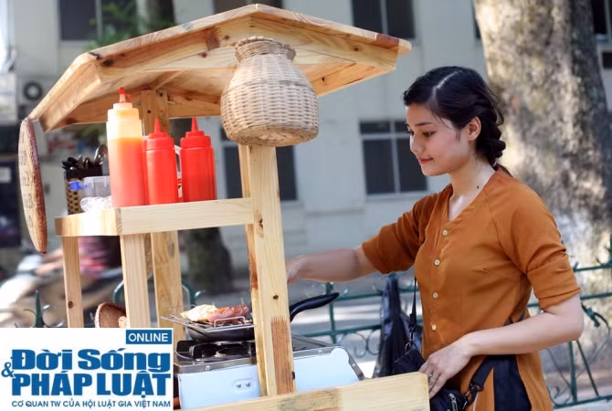 Chủ nhân của quầy bán bánh giò này là hai chị em Thu Trang - Minh Trang. Hai chị em đều sở hữu ngoại hình xinh xắn, đẹp ngọc ngà.