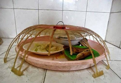 Lồng bàn có cũng như không.