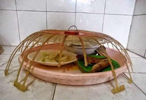 Lồng bàn có cũng như không.