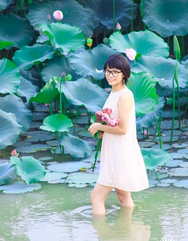 Đỗ Việt Hương, 23 tuổi, sinh viên Khoa Quản trị Kinh doanh. Nữ sinh là người năng động, tích cực tham gia các hoạt động ngoại khóa và có năng khiếu chơi đàn piano.