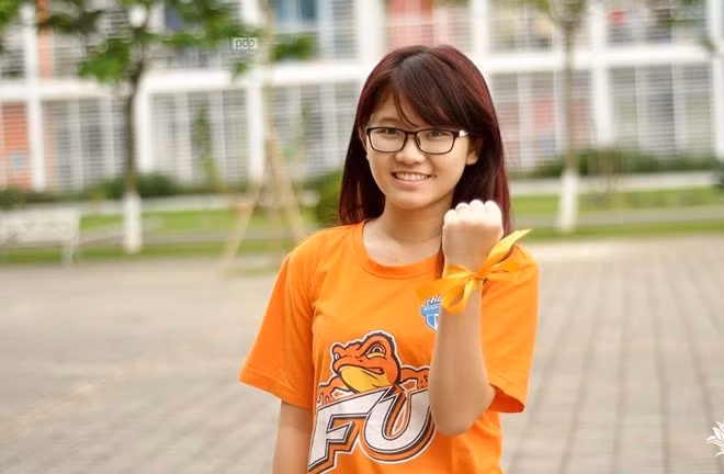 Vũ Tây Nguyên, 19 tuổi, là cô gái thứ 13 lọt vào Vòng chung kết Miss FU 2015. Nữ sinh có khả năng nhảy cover, hát, chơi đàn organ và đóng kịch.