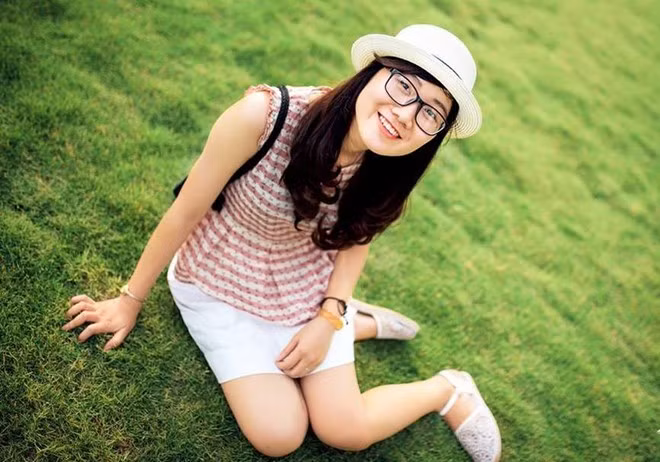 Nguyễn Thị Hương Giang sinh năm 1993, là sinh viên Khoa Quản trị Kinh doanh. Nữ sinh có sở thích đi du lịch, xem phim, nghe nhạc và chụp ảnh.