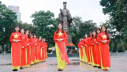 30 thí sinh iMiss Thăng Long 2015 đã tham gia hoạt động chụp ảnh ngoại cảnh ở khu vực Hồ Hoàn Kiếm, với chủ đề “Tôi yêu Tổ quốc tôi”.