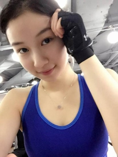 Ryan là nickname của nữ tiếp viên hàng không mới đây gây sốt mạng Trung Quốc với loạt ảnh khoe mặt xinh, dáng chuẩn trong phòng tập gym.
