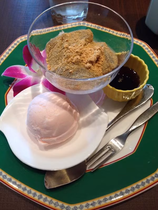 Warada mochi ( bánh giọt nước) nguyên bản được làm từ tinh bột cây dương xỉ, hoà với nước, làm chín rồi để tủ lạnh cho đến khi đông lại. Warada mochi trước khi ăn được phủ lên một lớp áo bột kinako đậu tương, ăn kèm siro đường nâu.