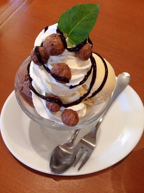 Ly kem trở nên sống động hơn hẳn với kem tươi, sốt chocolate, là bạc hà hay những viên 'bỏng' chocolate.