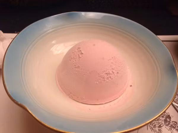 Món kem sakura này tuy trình bày hết sức đơn giản nhưng cũng thật đẹp mắt phải không nào?