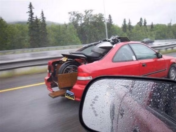 Hy sinh ô tô chở mô tô.