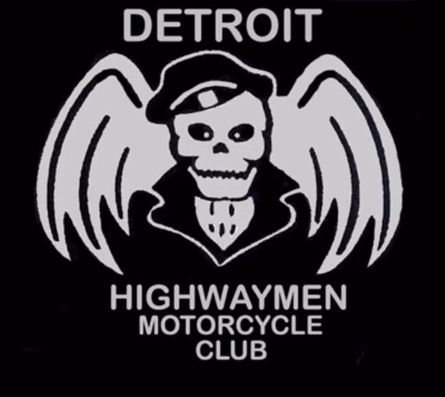 Highwaymen ra đời tại thành phố Detroit, bang Michigan năm 1954 và vươn vòi ra khắp nước Mỹ, Na Uy và Anh. Màu sắc của băng là đen và bạc với biểu tượng là một bộ hài cốt có cánh đội mũ xe máy và mặc áo khoác da. Khẩu hiệu của Highwaymen là “Highwaymen mãi mãi, mãi mãi Highwaymen” và “ Dù lướt trên đường cao tốc trong bóng tối với cái chết bủa vây, ta vẫn không hề sợ hãi quỷ dữ, bởi chúng ta chính là những con quỷ hung dữ nhất trên đường”. Thành viên của nhóm quái xế tham gia vào các hoạt động như gian lận bảo hiểm, giết người thuê, buôn lậu cocaine hay hối lộ cảnh sát. Highwaymen cũng lọt vào tầm ngắm của FBI. Ảnh: Gizmopod.