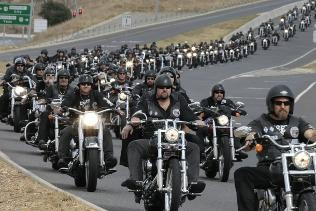 Nhóm quái xế The Rebels, Australia còn có tên gọi khác là Bikie. Đây là băng đảng lớn nhất tại Australia với 2.000 thành viên và 70 chi nhánh. Hoạt động của The Rebels MC bao gồm vận chuyển và sản xuất các loại ma túy, rửa tiền, trốn thuế, tống tiền, buôn lậu vũ khí và hàng hóa của trộm cướp. Thành viên của nhóm quái xế còn sẵn sàng “trảm” đối thủ của họ không thương tiếc. Ảnh: The Herald Sun.