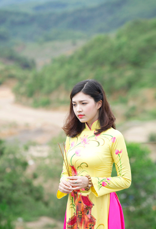 Hoa khôi Thùy Dương thành kính, tôn nghiêm.