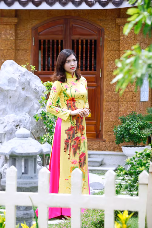 Sau khi tốt nghiệp đại học, Thùy Dương làm việc tại Nhà khách Tổng Liên đoàn (thuộc Tổng Liên đoàn Lao động VN).