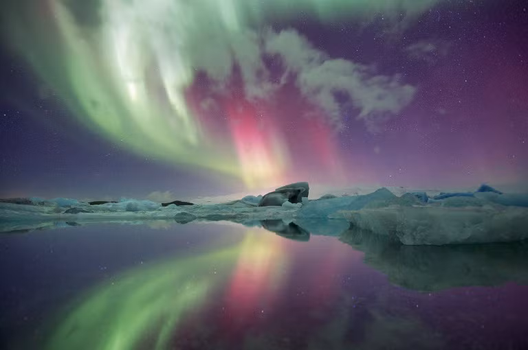 12. Giải khuyến khích: "Rạng đông trên Lagoon". Địa điểm: Jökulsárlón, Iceland.