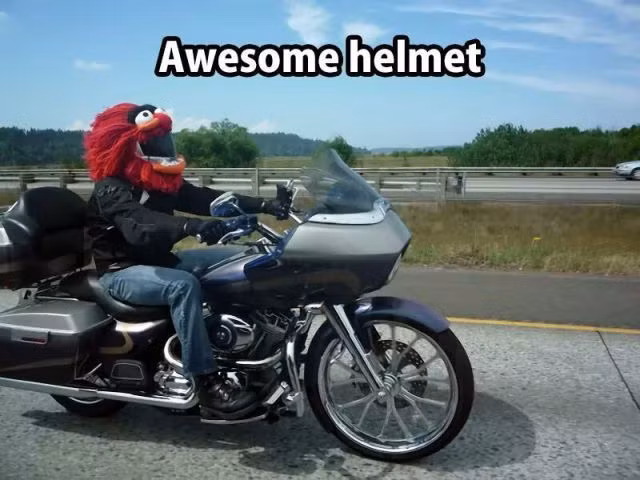 Mũ bảo hiểm siêu dị.