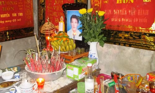 3 cong an xa bat nguoi trai phap luat bi khoi to