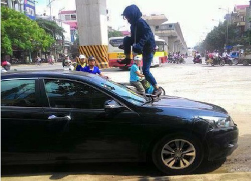 Xon xao chong ngoai tinh, vo nhay len noc oto danh ghen