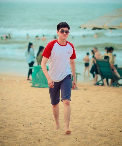 Đối với sinh viên, thầy giáo Lâm Tùng không chỉ là một người thầy, còn gần gũi như một người anh trong gia đình.