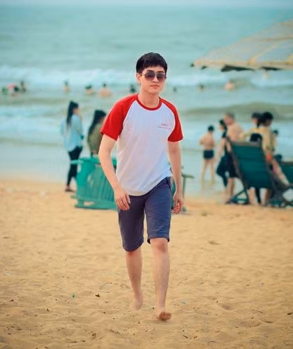 Đối với sinh viên, thầy giáo Lâm Tùng không chỉ là một người thầy, còn gần gũi như một người anh trong gia đình.