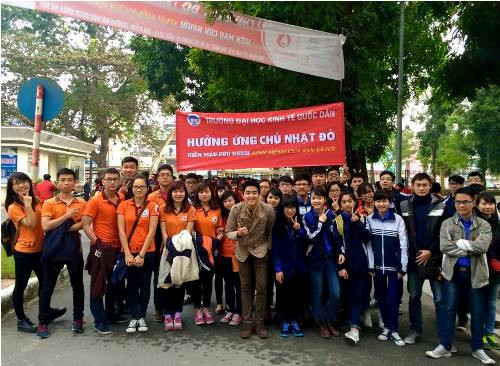 Thầy giáo điển trai còn có sở trường là chơi guitar và MC. Khả năng gắn kết, tạo không khí vui vẻ, gần gũi cho tập thể.