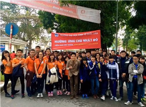 Thầy giáo điển trai còn có sở trường là chơi guitar và MC. Khả năng gắn kết, tạo không khí vui vẻ, gần gũi cho tập thể.