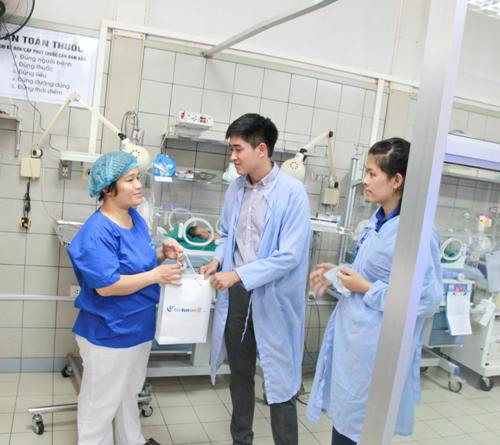 Với phong cách trẻ trung, thân thiện, thầy giáo Lâm Tùng luôn được sinh viên yêu mến.