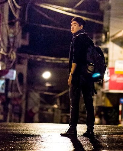 Năm 2012, thầy giáo trẻ tốt nghiệp ĐH Kinh tế Quốc dân ngành Ngân hàng, đến năm 2014 tốt nghiệp Thạc sỹ ngành Quản trị kinh doanh.