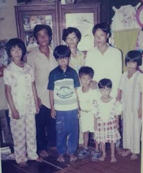 Oxy cho biết, cô là con út trong gia đình có 6 anh chị em. Bố mẹ đều là người lao động, buôn bán nhỏ lẻ nên Oxy sớm có tính tự lập. Đến năm cô 7 tuổi, do việc kinh doanh bị thua lỗ nên gia đình cô rơi vào cảnh khó khăn. Vì vậy, từ khi học lớp 3, Oxy đã đi làm thêm kiếm tiền phụ giúp gia đình.