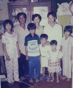 Oxy cho biết, cô là con út trong gia đình có 6 anh chị em. Bố mẹ đều là người lao động, buôn bán nhỏ lẻ nên Oxy sớm có tính tự lập. Đến năm cô 7 tuổi, do việc kinh doanh bị thua lỗ nên gia đình cô rơi vào cảnh khó khăn. Vì vậy, từ khi học lớp 3, Oxy đã đi làm thêm kiếm tiền phụ giúp gia đình.