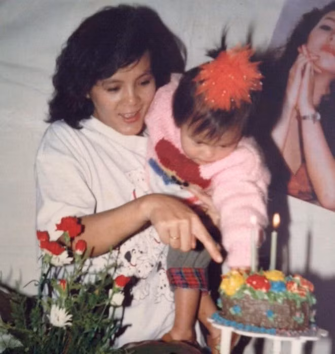 Melo sinh ra và lớn lên tại Đà Lạt (Lâm Đồng). Thời thơ ấu, cô luôn được mẹ ở bên cạnh yêu thương, dỗ dành. Trong ảnh là ngày mừng sinh nhật 4 tuổi của Melo.