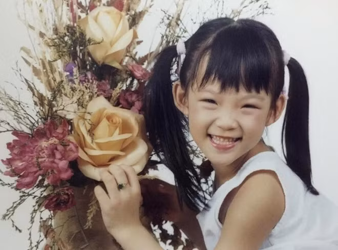 Năm 7 tuổi, King Lady bắt đầu trở nên nữ tính hơn với mái tóc dài và nụ cười tươi.