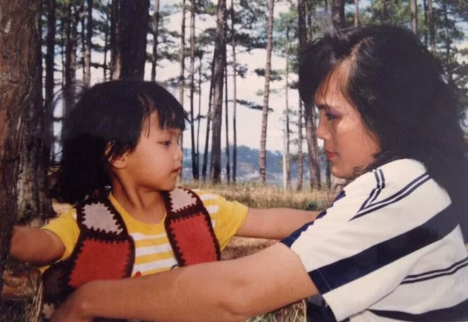 Năm Melo 6 tuổi. "Hồi nhỏ tôi khá trầm tính và ngoan ngoãn. Tôi rất vui vì lúc đó có cuộc sống đầy đủ, bố mẹ luôn lo cho từng chút một" - nữ DJ nhớ lại.