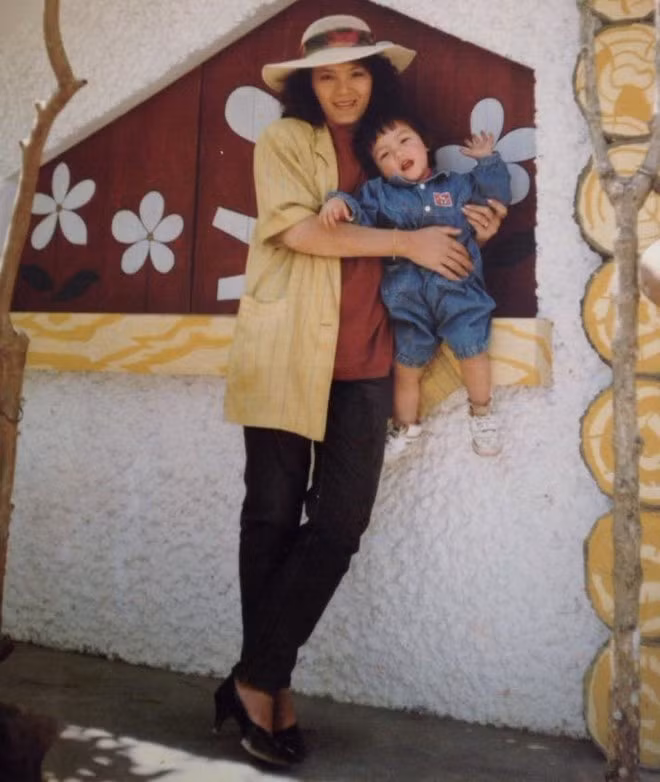 DJ Melo (Trần Thị Diễm Ngọc, sinh năm 1991) bên mẹ lúc 3 tuổi. Lúc bé, Melo hay bị mọi người nhầm lẫn giới tính vì thường xuyên để tóc ngắn, mặc đồ con trai.