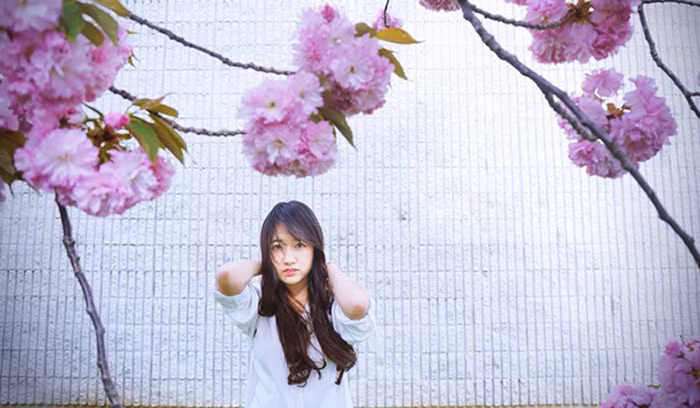 Hàng ngày, cả hai dành nhiều thời gian trò chuyện qua điện thoại. Mỗi khi người yêu buồn, anh lại dùng nhiều tuyệt chiêu như làm hài, kể chuyện vui...