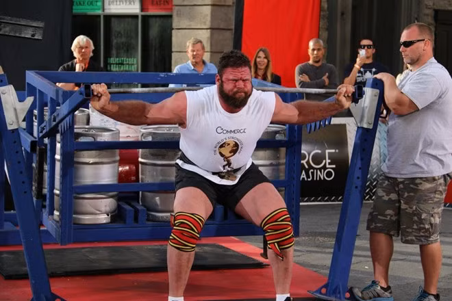 4. Mike Burke (Mỹ). Ở tuổi 40, Mike vẫn sở hữu sức mạnh khó tin. Anh cán đích vị trí thứ 4 tại WSM 2014 với 46 điểm. Năm 2012, anh giành danh hiệu Người đàn ông khỏe nhất nước Mỹ.