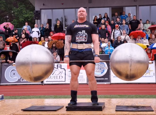 2. Hafpor Julius Bjornsson (Iceland). Bjornsson là người khỏe nhất châu Âu 2014, đứng thứ 2 thế giới (63,5 điểm). Anh được ví như là người khổng lồ khi sở hữu chiều cao 2m06 và nặng 200 kg. Ngoài việc tham dự các cuộc thi WSM, anh còn là diễn viên và VĐV bóng rổ chuyên nghiệp.