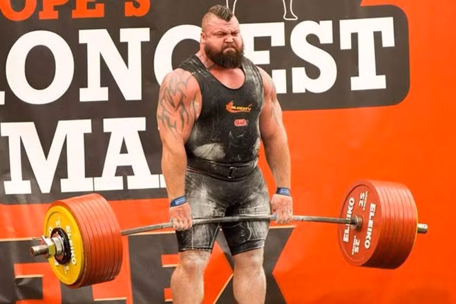 6. Eddie Hall (Vương quốc Anh). Eddie vừa lập kỷ lục thế giới nội dung deadlift tại giải Arnold Classic Australia với mức tạ 462 kg. Tại cuộc thi WSM 2014, Eddie đứng thứ 6 với 32 điểm. Ở cuộc thi Người đàn ông khỏe nhất Vương quốc Anh 2015, Eddie Hall đứng thứ nhất.