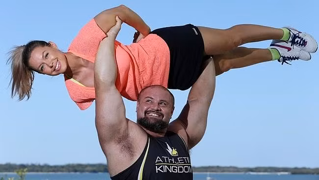 8. Warrick Brant (Australia). Brant cũng thành danh tại WSM 2014 (đứng thứ 8 với 28,5 điểm). Anh là người đàn ông khỏe nhất Australia hiện nay. Với sức khỏe của mình, Brant dễ dàng nhấc bổng vợ, chị Bethaney, lên trên không.