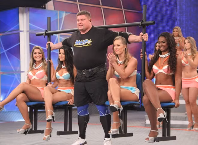 1. Zydrunas Savickas (Lithuania). Savickas bắt đầu tập luyện từ năm 17 tuổi. Sau 22 năm, Savickas sở hữu bộ sưu tập danh hiệu đồ sộ với 4 lần vô địch WSM (2009, 2010, 2012 và 2014), 7 lần tại Arnold Strongman Classic, 3 lần tại Europe's Strongest Man, 11 lần giành Lithuania's Strongest Man.