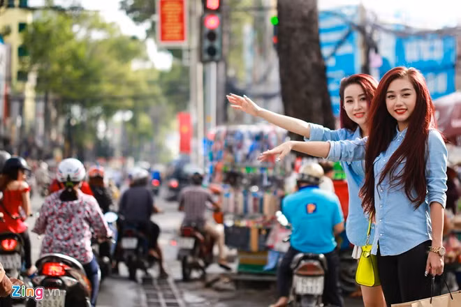 Quỳnh Nhi hẹn gặp một số người bạn vào lúc 15h. Trong ảnh là cô bạn thân với Nhi có nickname Ny Bear (sinh năm 1995). Cả hai quen nhau qua mạng xã hội. Nhận thấy có nhiều nét tương đồng về ngoại hình và tính cách, hai cô gái trở nên thân thiết từ đó.