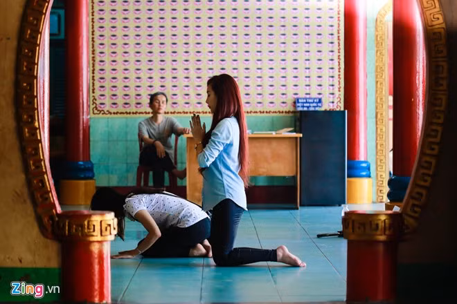 Theo nghề DJ được 2 năm, Nhi không tránh khỏi những cám dỗ, lời mời nhạy cảm. Cô quan niệm: "Tiền ai cũng thích, nhưng quan trọng làm ra đồng tiền chân chính và xài đúng chỗ. Mình dùng tài năng để kiếm tiền đáng trân trọng hơn là đi bán danh dự và nhân phẩm cá nhân".