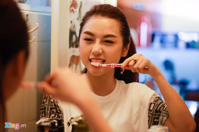 Hiện tại, nữ DJ sống cùng mẹ và gia đình chị gái tại một chung cư ở quận 3, TP HCM. Quỳnh Nhi sở hữu gương mặt xinh xắn, trang cá nhân của cô hút 400.000 người theo dõi. Trong cuộc sống hàng ngày, cô gái Đà Lạt khá thân thiện và hòa đồng với mọi người xung quanh. Từ nhỏ, Nhi đã thường xuyên tham gia các hoạt động văn nghệ của trường lớp.