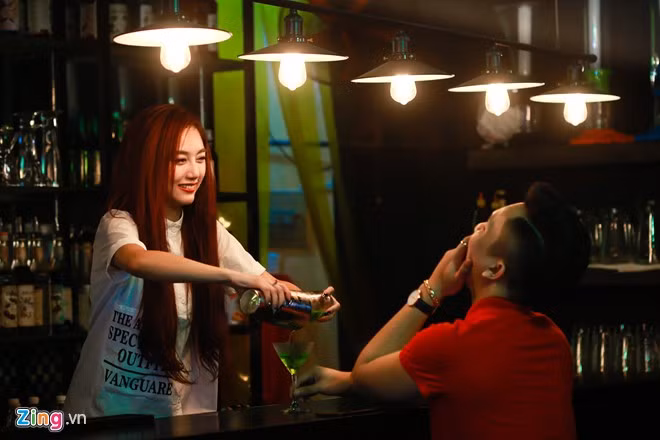 Ngoài nghề DJ, Quỳnh Nhi cùng một người bạn mở pub trên phố Bùi Viện, quận 1, TP HCM. 17h, cô đến quán kiểm tra sổ sách, chuẩn bị mở cửa. 9X cho biết, cô kinh doanh một phần để kiếm thêm thu nhập và phục vụ cho niềm đam mê DJ.