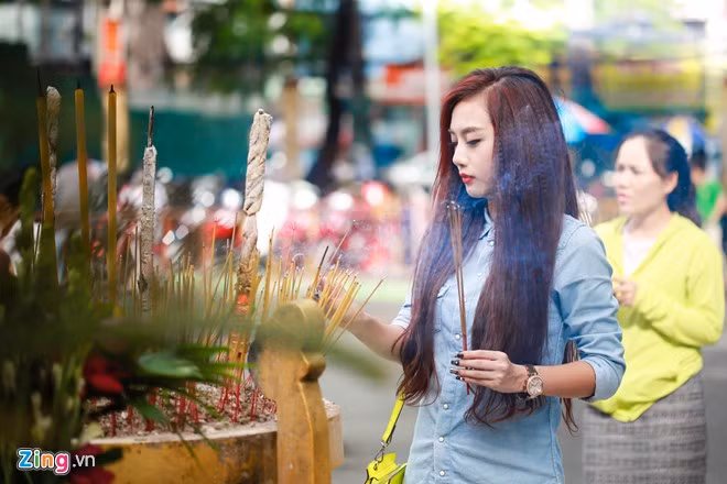 Hàng tháng, vào ngày rằm, mùng một, nữ DJ thường đi lễ chùa cầu may cho công việc và sức khỏe gia đình.