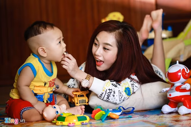  Nữ DJ Sài thành cho biết, mỗi sáng, cô đều phụ mẹ dọn dẹp nhà cửa và chăm sóc cháu Ken (10 tháng tuổi). "Từ khi lên chức dì, mình vui lắm. Lúc ở nhà, mình hay chơi với cháu. Ken có điểm đặc biệt là rất ít khi cười. Vì vậy, mỗi lần ai trong gia đình làm cháu cười được là mừng không thể tả", Nhi nói.