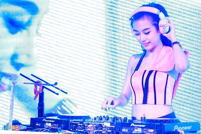 Quỳnh Nhi được mời chơi nhạc trong đêm chung kết Miss DJ 2015 (cuộc thi tìm kiếm và phát triển các tài năng trẻ). Nữ DJ cho biết, năng động là phong cách cô đang theo đuổi. Sắp tới, cô gái sinh năm 1990 sẽ tiếp tục luyện thanh để có thể vừa chơi nhạc vừa ca hát.