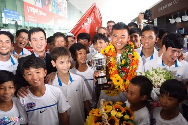 Những tay vợt nhí của đội Becamex có mặt rất đông tại sân bay Tân Sơn Nhất để chào đón Lý Hoàng Nam. 7 năm trước, Nam cũng chập chững bước vào làng banh nỉ giống như các em nhỏ.