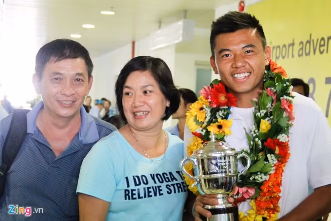 Bố mẹ Lý Hoàng Nam vui mừng khi gặp lại con trai sau nhiều ngày thi đấu nơi đất khách. Chị Thanh Yến - mẹ của Hoàng Nam đêm qua không ngủ sớm được vì ngóng tin con.