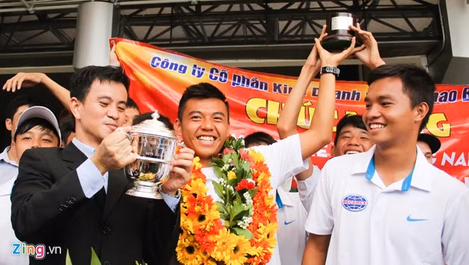 Tay vợt quê Tây Ninh giơ cao phần đế chiếc cúp vô địch - nơi BTC giải Wimbledon khắc tên anh.