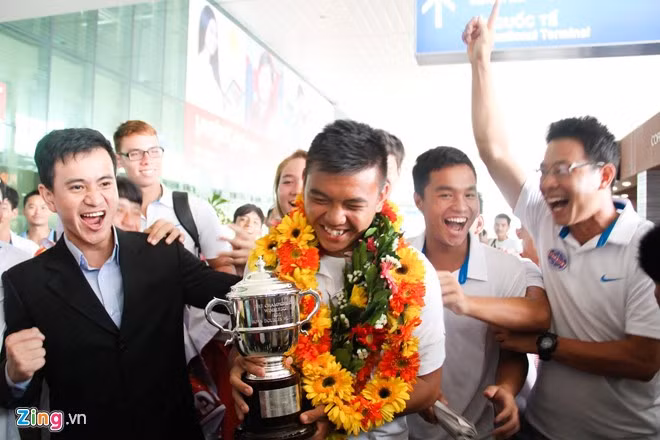 Tay vợt trẻ khoe chiếc Cup vô địch Wimbledon trước sự chúc mừng của các thầy từng dìu dắt Nam từ năm 9 tuổi. Ở trận chung kết nội dung đôi nam, Lý Hoàng Nam và Sumit Nagal (Ấn Độ) đã vượt qua cặp hạt giống số 4 Reilly Opelka (Mỹ)/Ankira Santillan (Nhật Bản) với tỷ số 2-0: 7-6(4), 6-4, qua đó lần đầu vô địch giải trẻ Grand Slam.